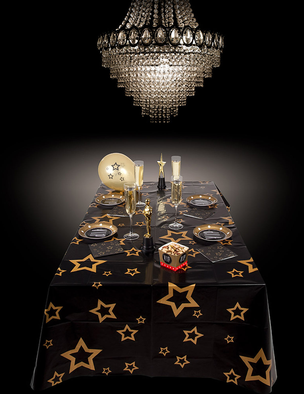 Encenação numa mesa de festa da toalha de mesa de plástico VIP