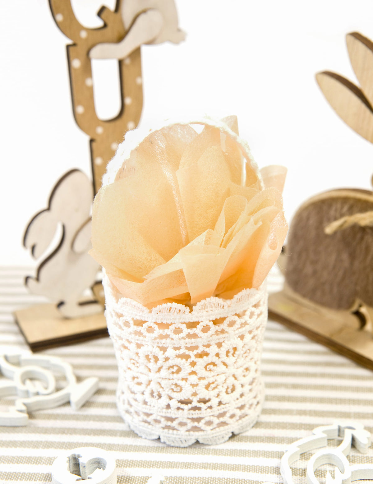 Detalhe do motivo em renda do cesto de renda para casamento