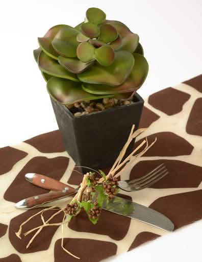 Mise em situação decorativa para prender os talheres do novelo de ráfia natural