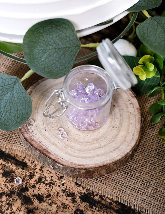 Mise en situation dans un bocal des perles effet goutte de pluie pour décoration de table parme