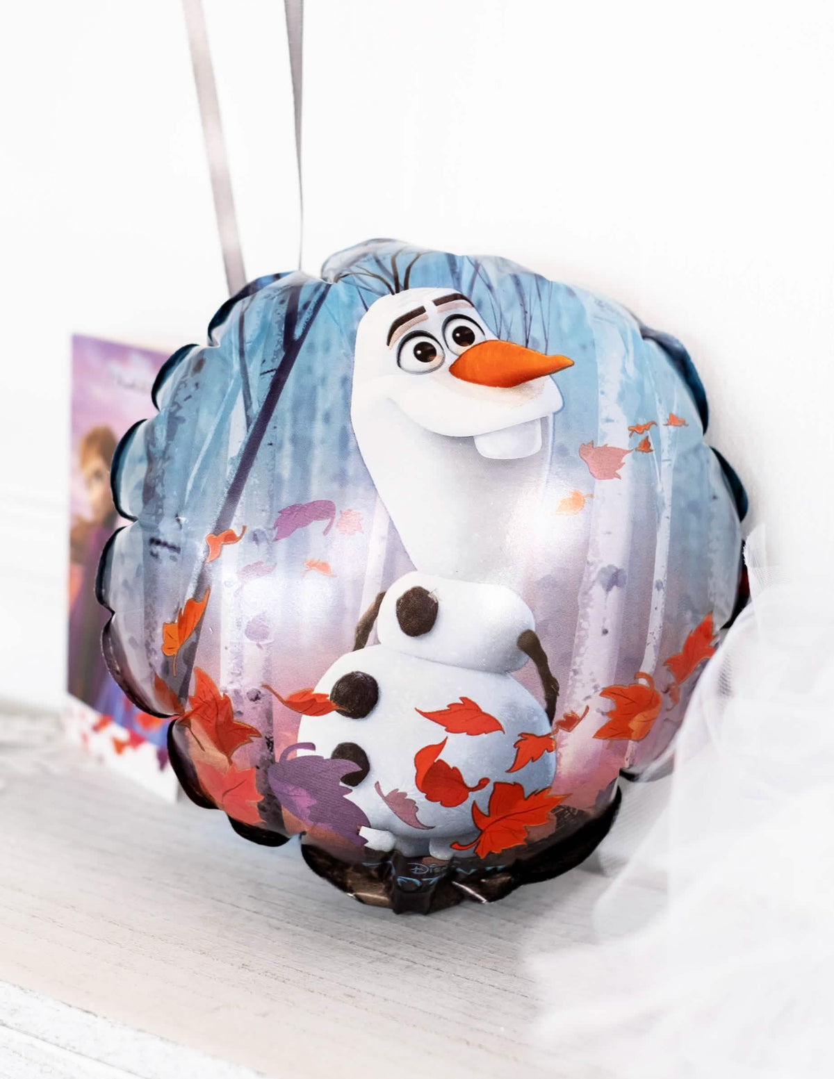 Mise en situação suspensa com Olaf do balão de alumínio redondo Frozen 2