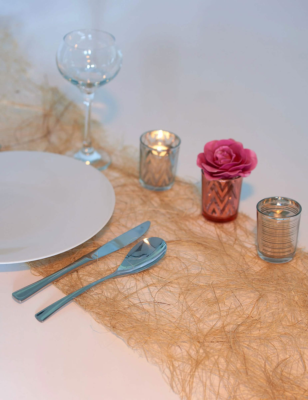 Colocação numa mesa do castiçal de vidro às riscas para vela