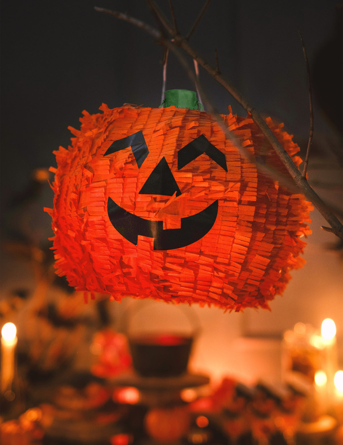 Mise en situation sur une branche de la piñata citrouille Halloween