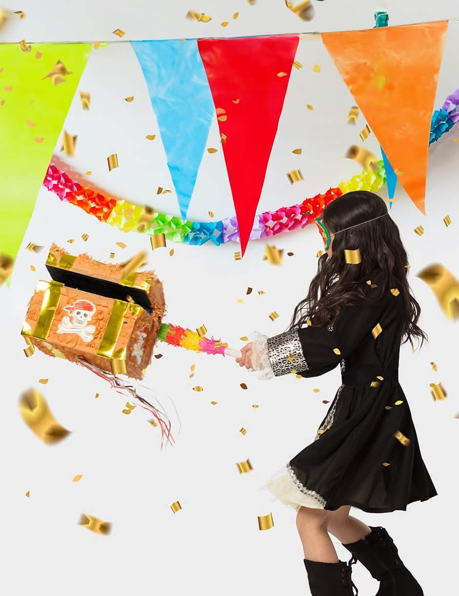 Encenação de jogo da piñata baú do tesouro de pirata