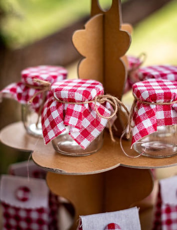 Mise en scène sur présentoir du pot en verre style guinguette vichy rouge et blanc