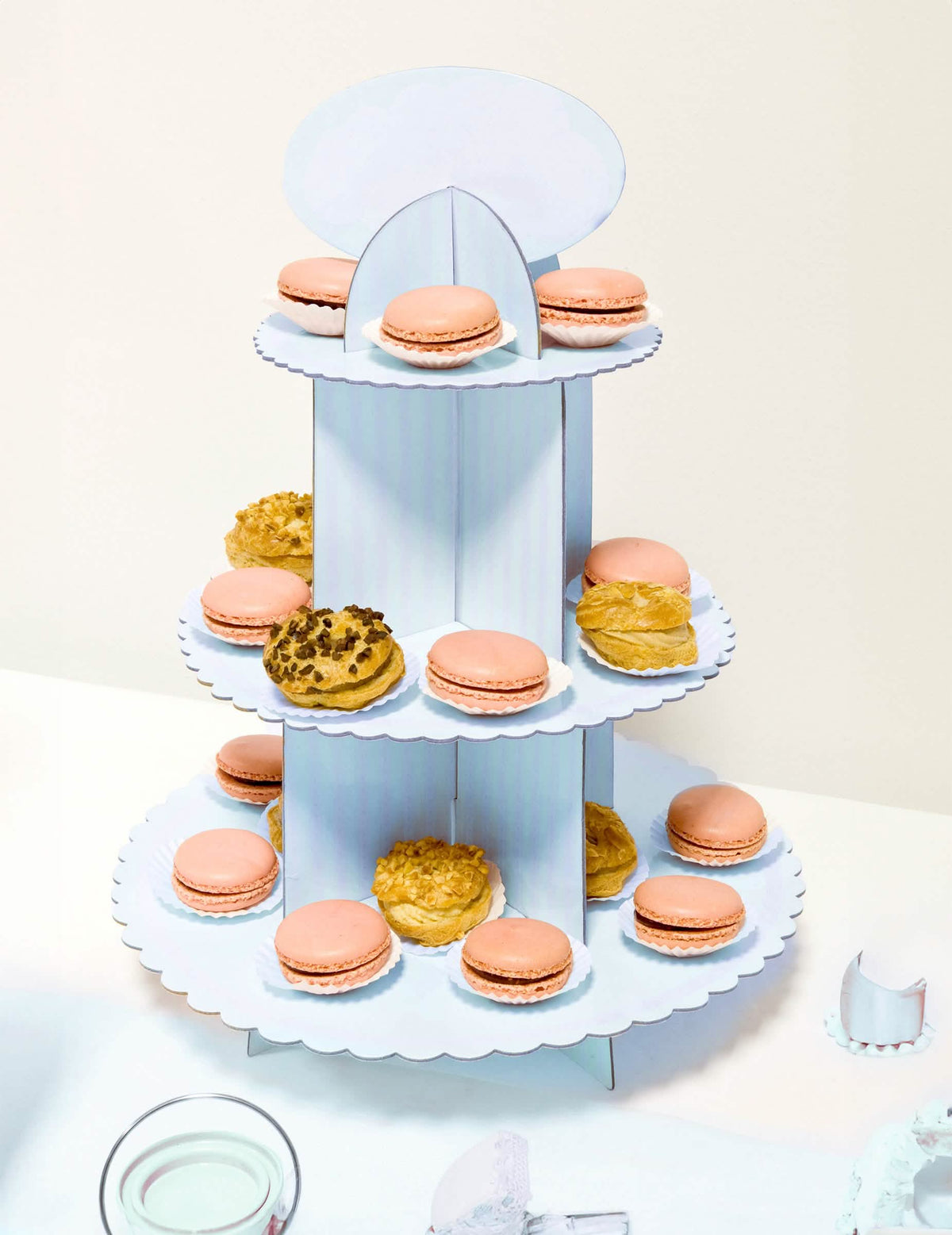 Cenário com macarons do expositor de cupcake em cartão para baby shower