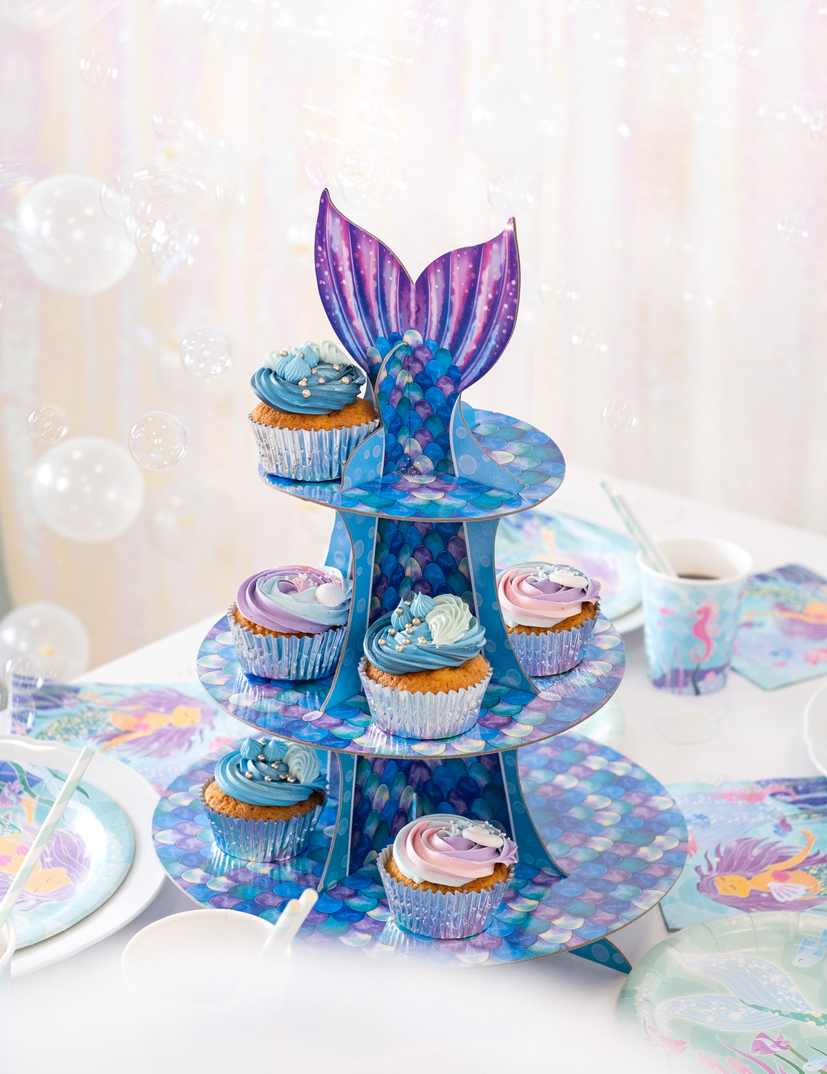 Vue d'ambiance festive avec bulles de savon du présentoir à cupcake sirène
