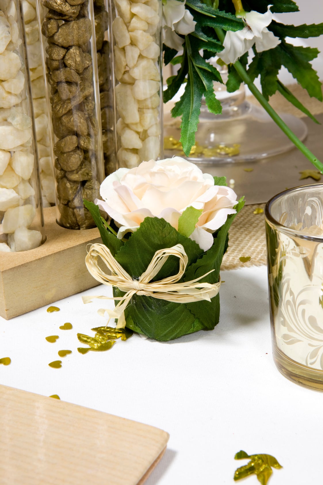 Rosa em vaso com folhagem 8 x 6 cm, decoração campestre