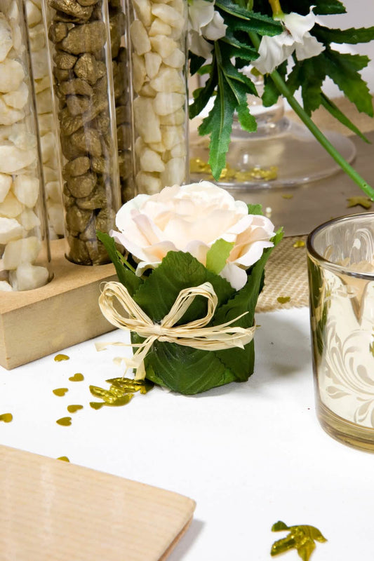 Rosa em vaso com folhagem 8 x 6 cm, decoração campestre