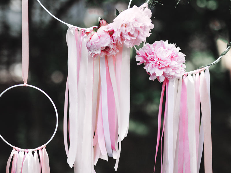 Mise en situation sur des cerceaux fleuris du ruban satin pour mariage et fête