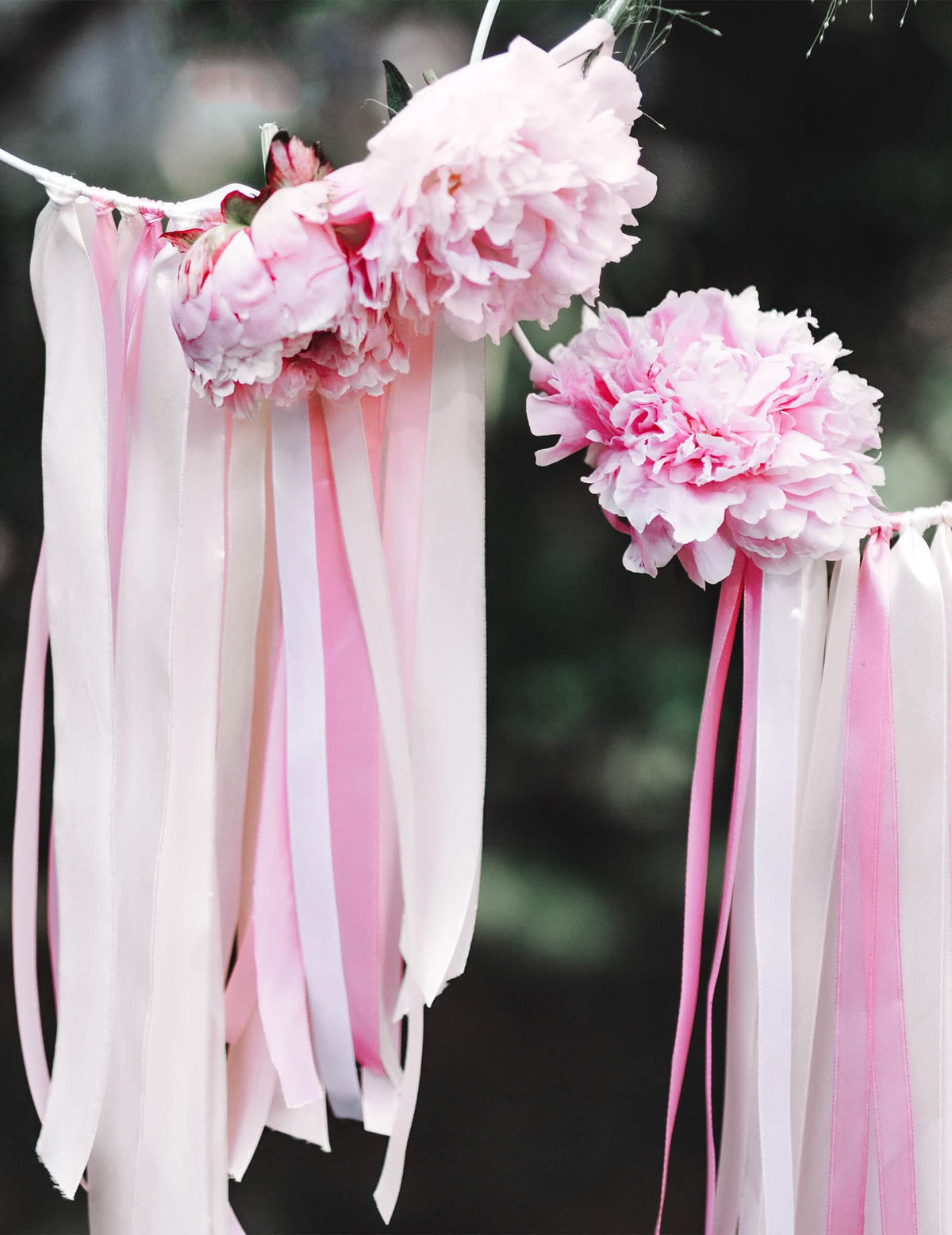 Encenação com flores de fita de cetim para decoração de festa