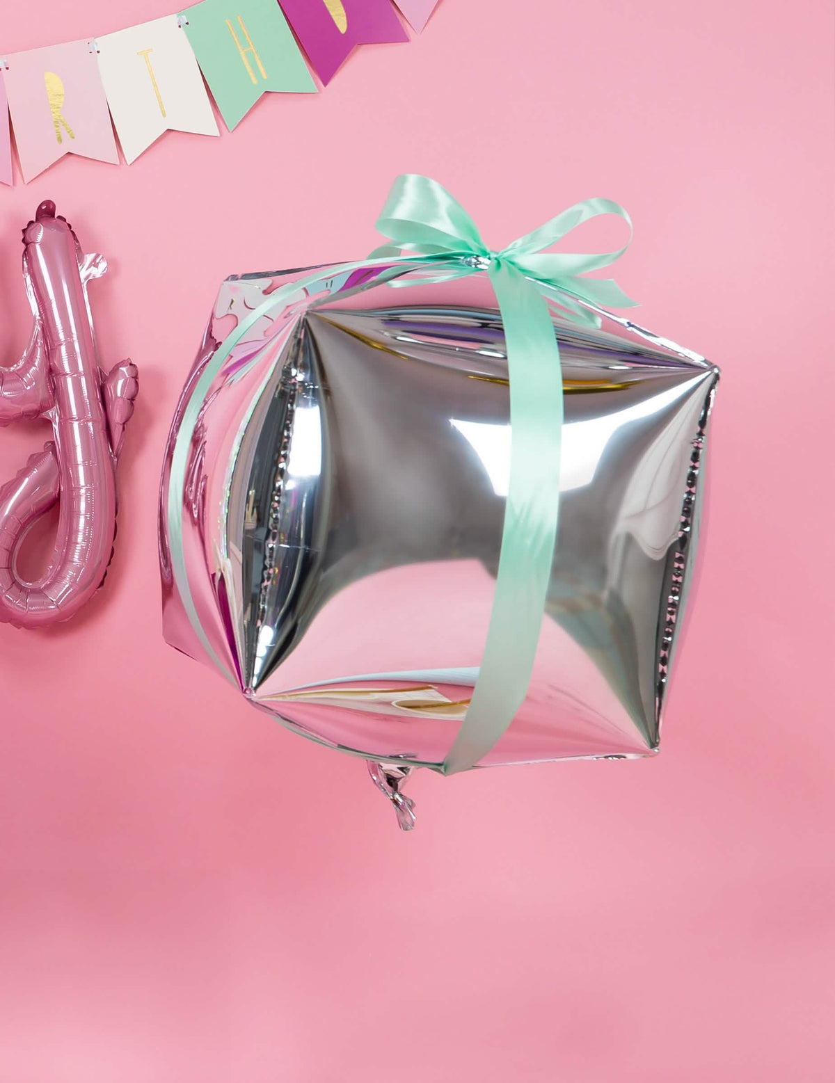 Colocação de uma fita de cetim num balão para decoração