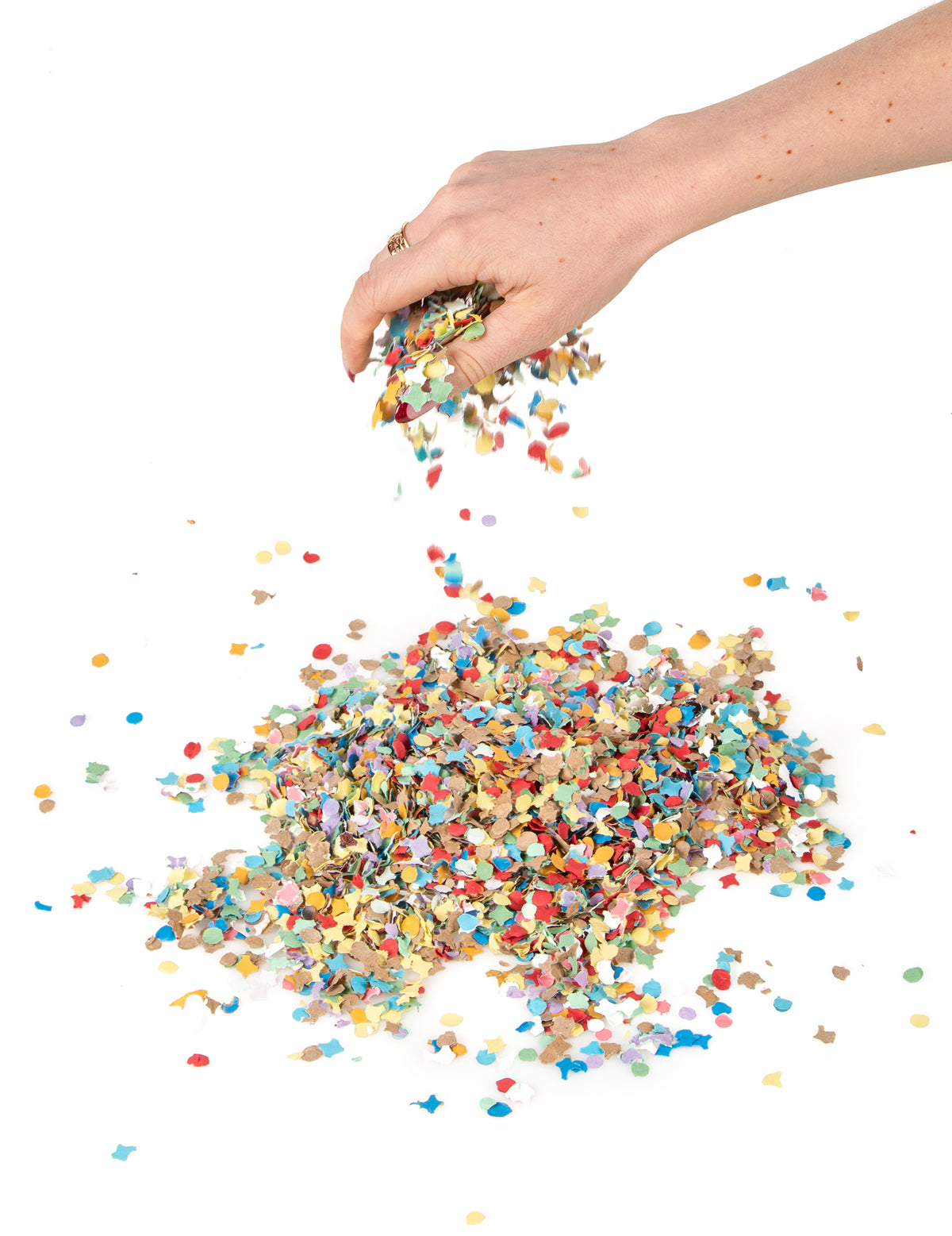 Main lâchant des confettis du sachet de confettis de carnaval pour fête