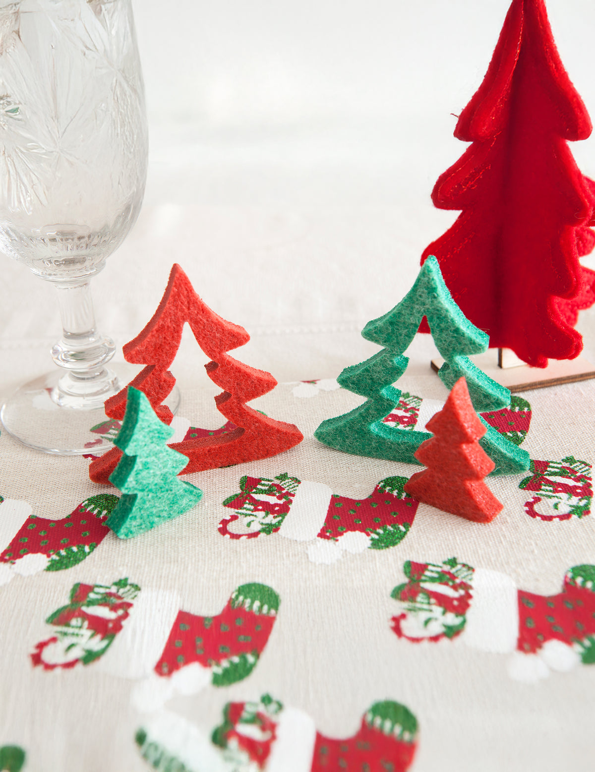 Mise en situation sur une table des sapins en feutrine de Noël pour décoration