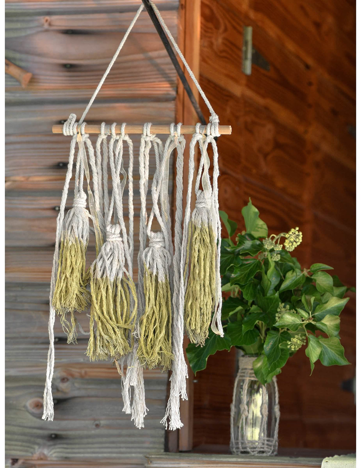 Detalhe dos pompons da suspensão em madeira, decoração boémia para casamento