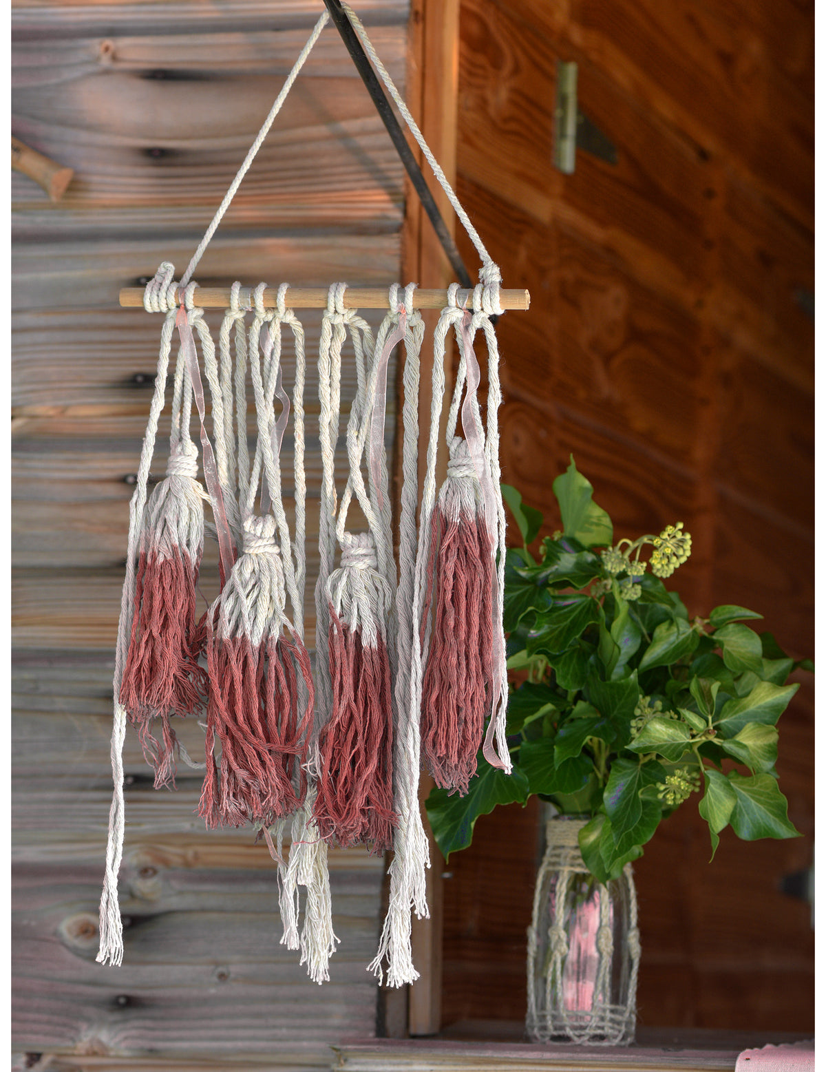 Vue d'ensemble de la suspension en bois macramé pour déco pompons rouges