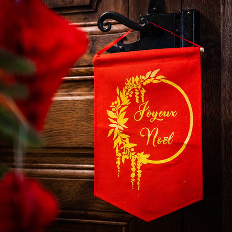 Mise en situation sur une poignée de porte de la suspension en lin Joyeux Noël pour décoration
