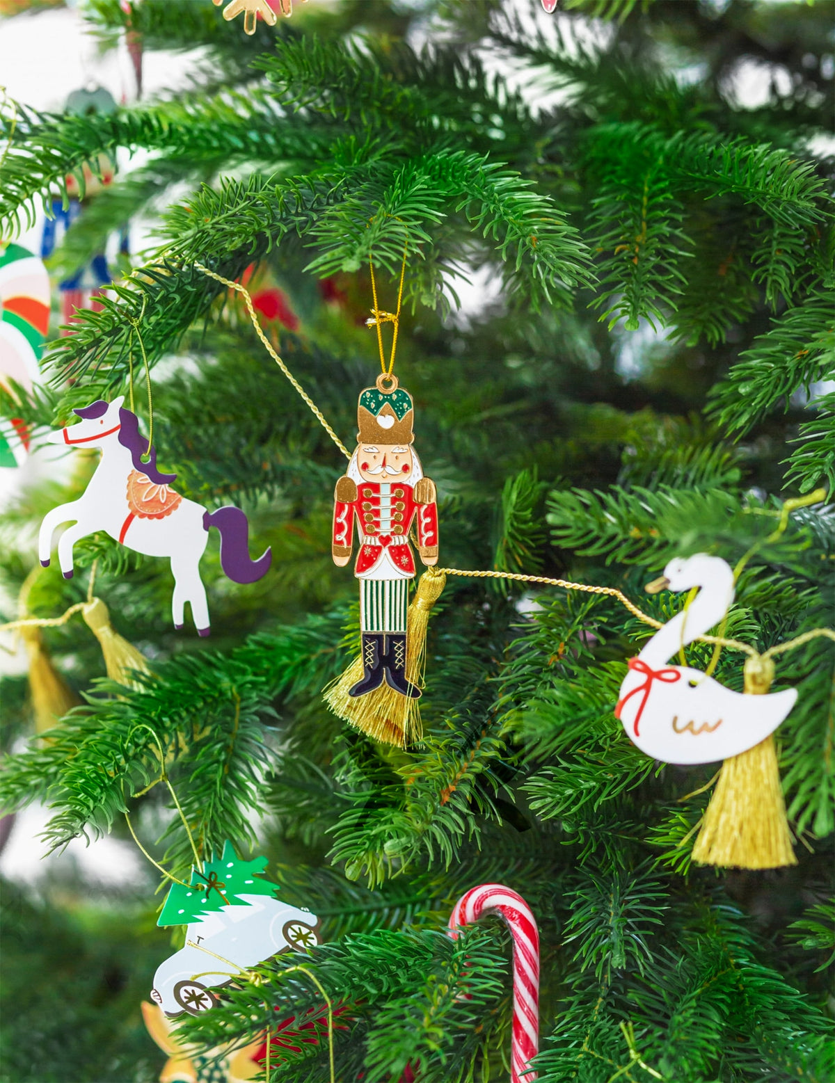 Mise en situation dans un sapin de Noël de la suspension en métal casse noisette traditionnel soldat