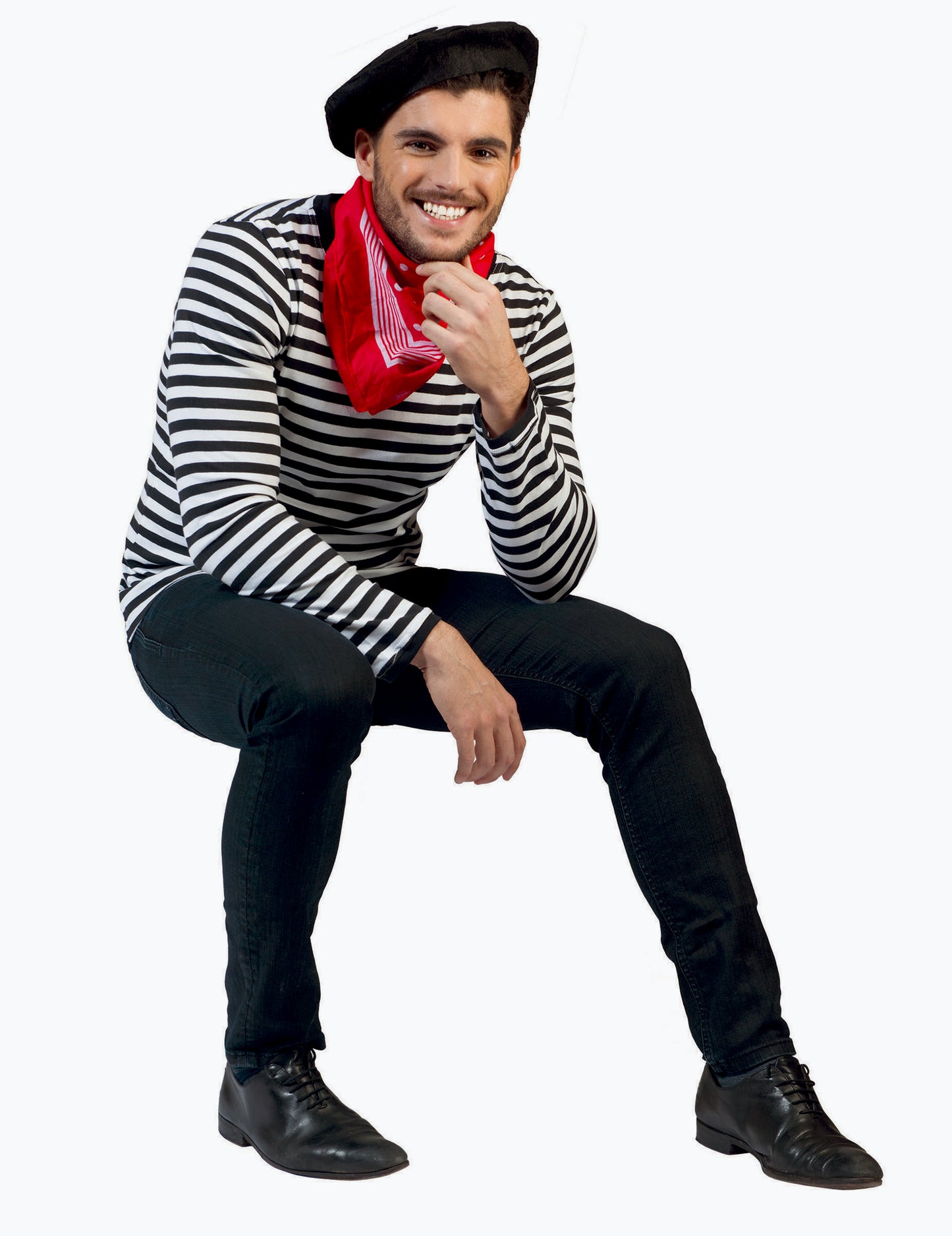 Mise en situation avec béret noir et bandana rouge du t-shirt à manches longues mime pour adulte