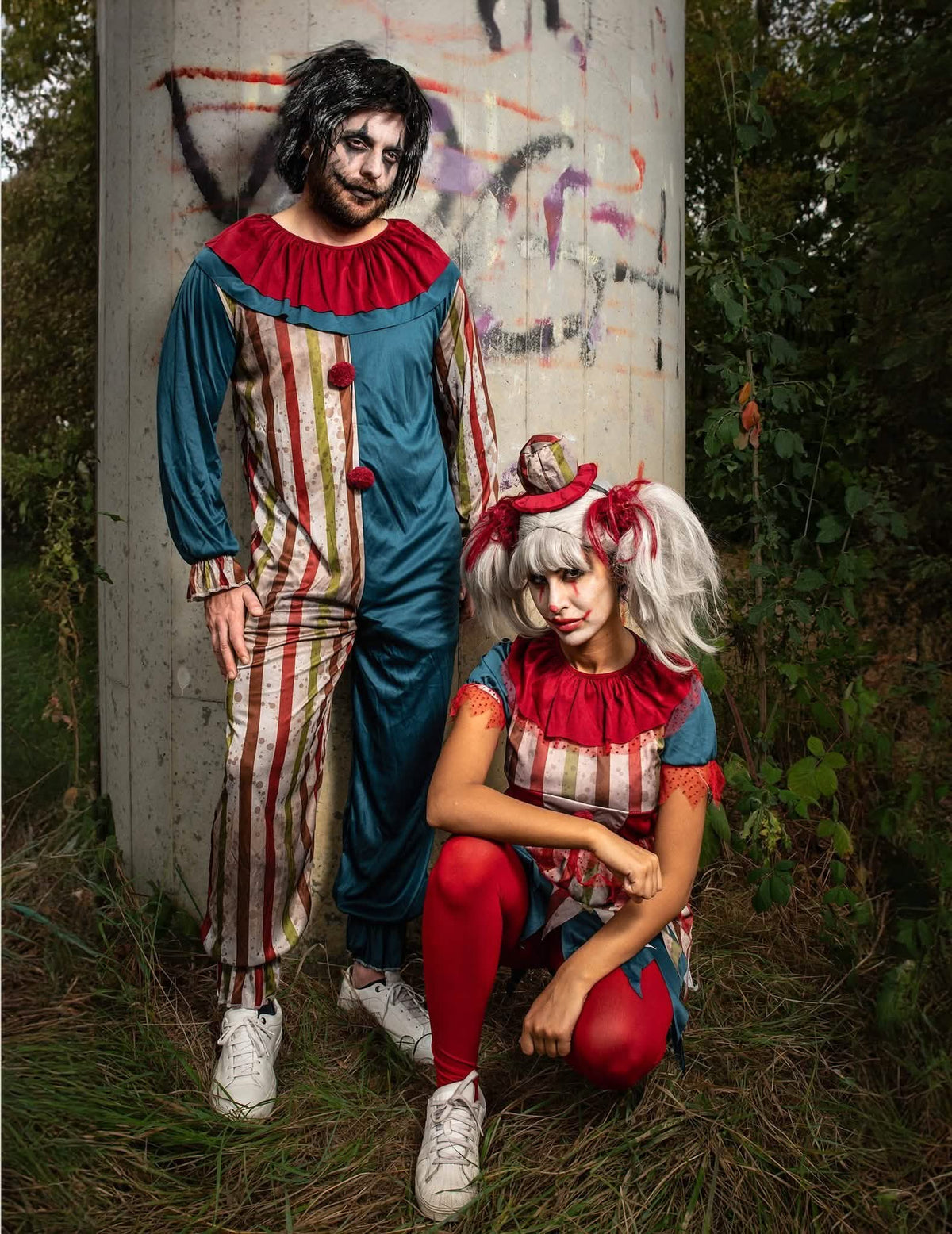 Fantasia de casal palhaço colorido de Halloween