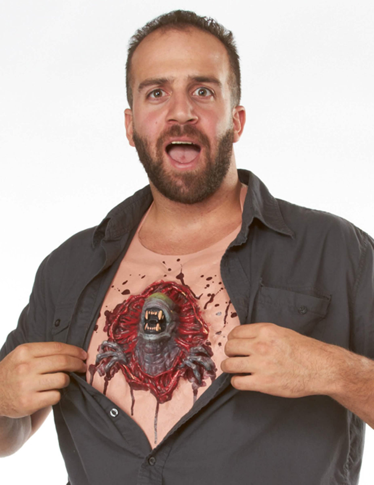 Rendu porté sous uma camisa do torso extraterrestre em látex para adulto