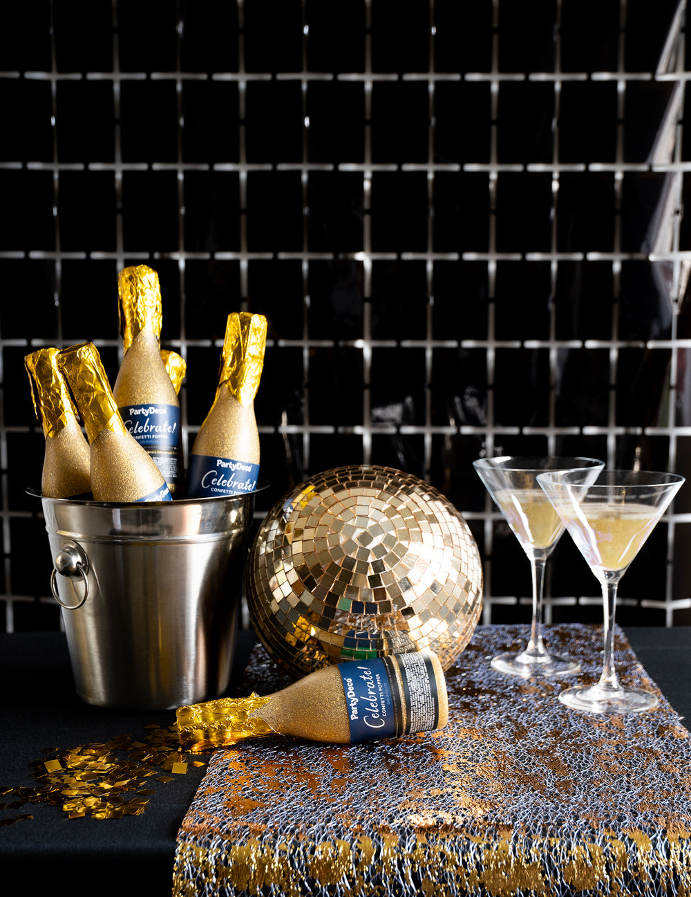 Mise en situation festive du rideau de carrés noires pour décoration de fête noir brillant