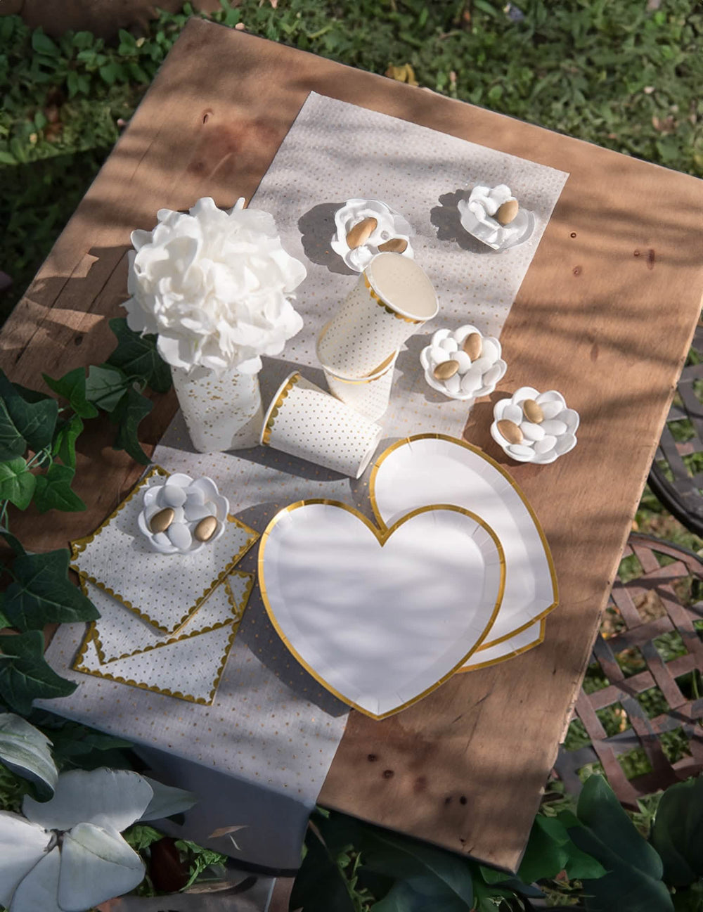 pratos em cartão em forma de coração para baptismo e festa branco e dourado