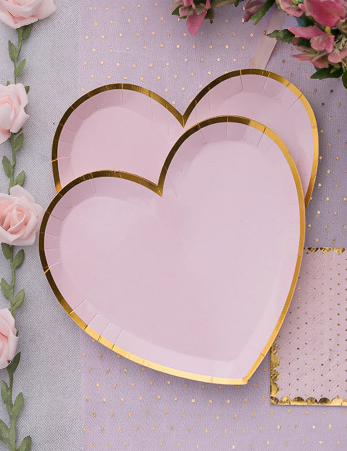 Vue de dessus des assiettes en carton cœur rose et or