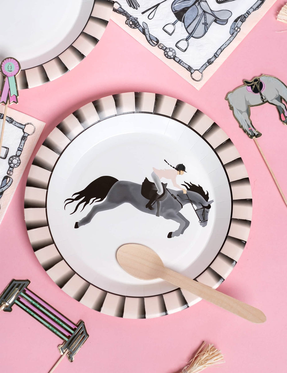 Decoração de mesa de pratos de cartão equitação