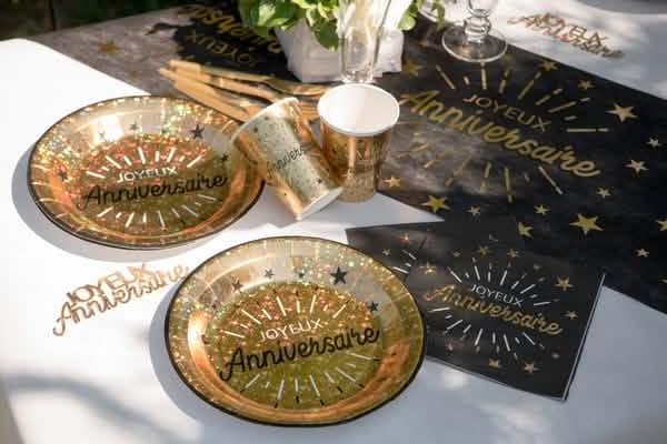 Decoração de mesa com pratos de cartão parabéns para festa preto e dourado chiques metalizados