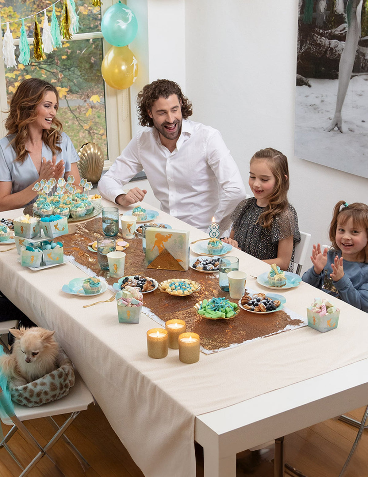 Mise en situation sur une table de fête des assiettes en carton sirène dorée