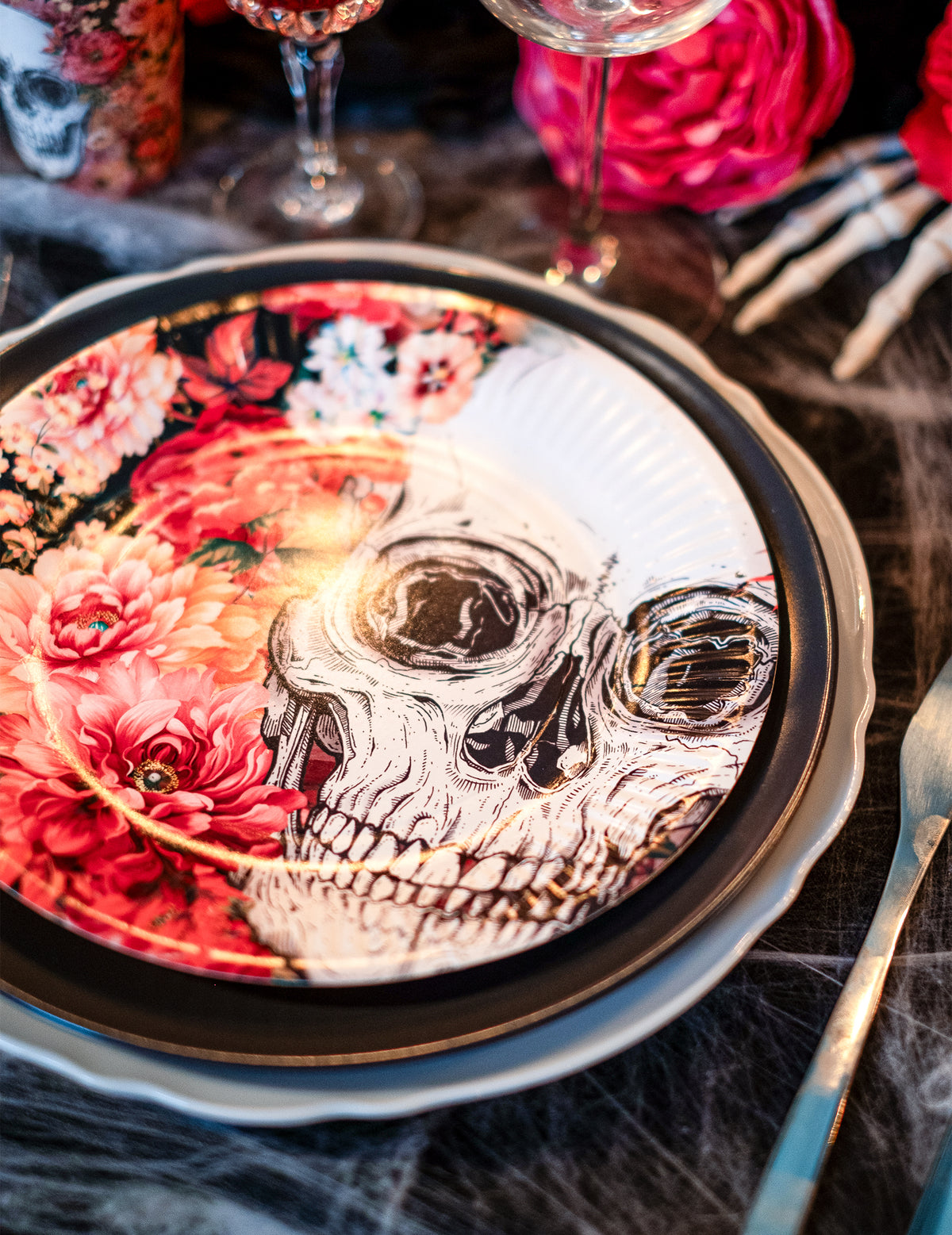 Mise en situation sur une table décorée des assiettes en carton squelette fleuri
