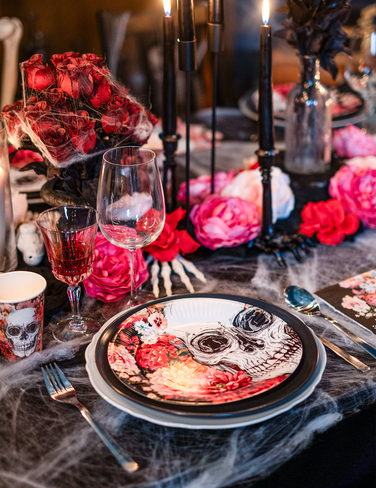 Gros plan sur le motif des assiettes en carton squelette fleuri