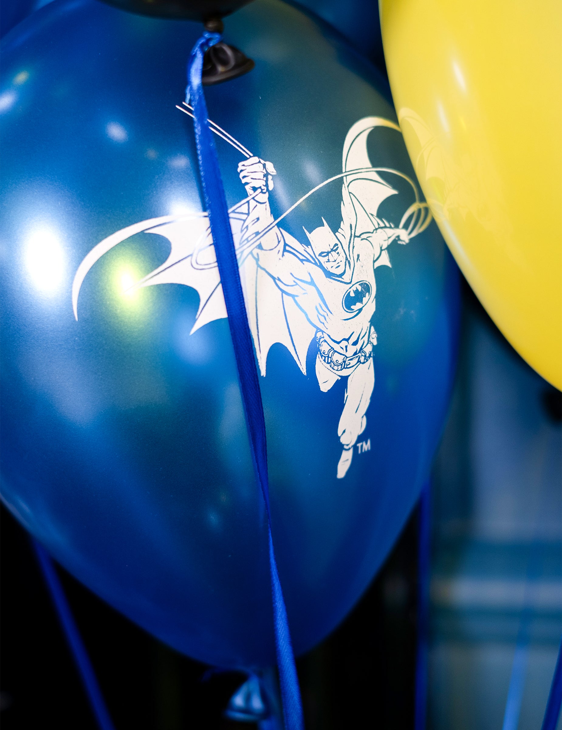 Gros plan sur l'imprimé Batman du ballon bleu des ballons latex Batman