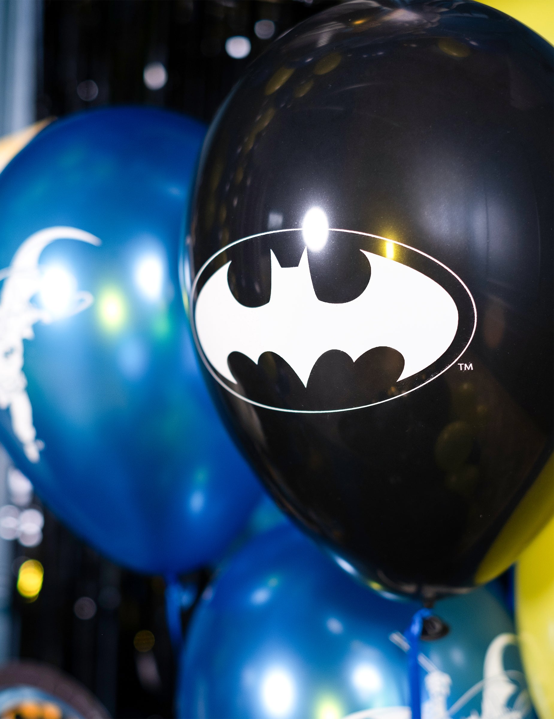 Gros plan sur le logo du ballon noir des ballons latex Batman
