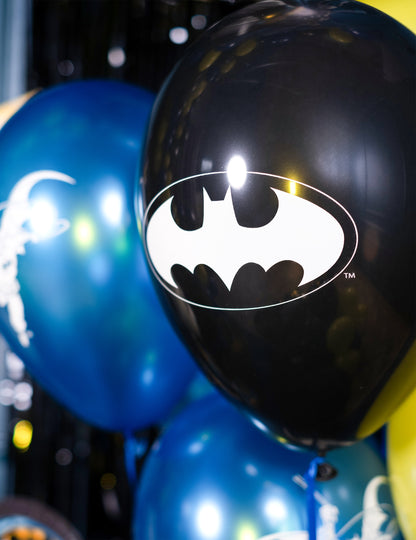 Gros plan sur le logo du ballon noir des ballons latex Batman