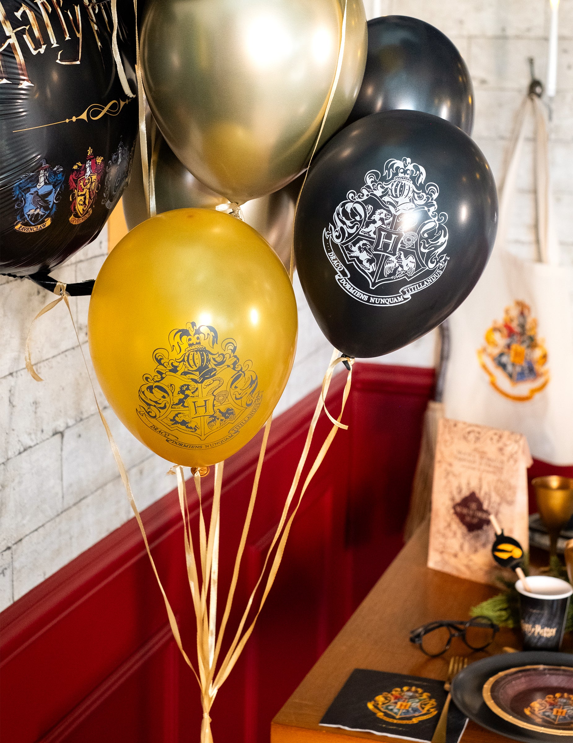 Mise en situation sur une table de fête des 10 ballons latex Harry Potter