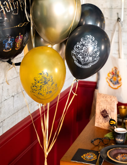 Mise en situation sur une table de fête des 10 ballons latex Harry Potter