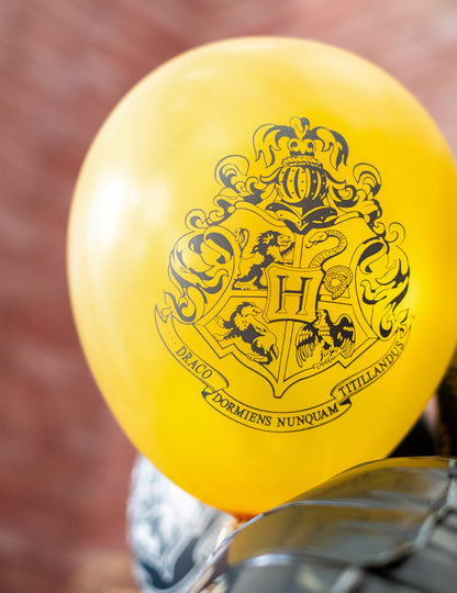 Gros plan sur le ballon jaune avec blason des 10 ballons latex Harry Potter