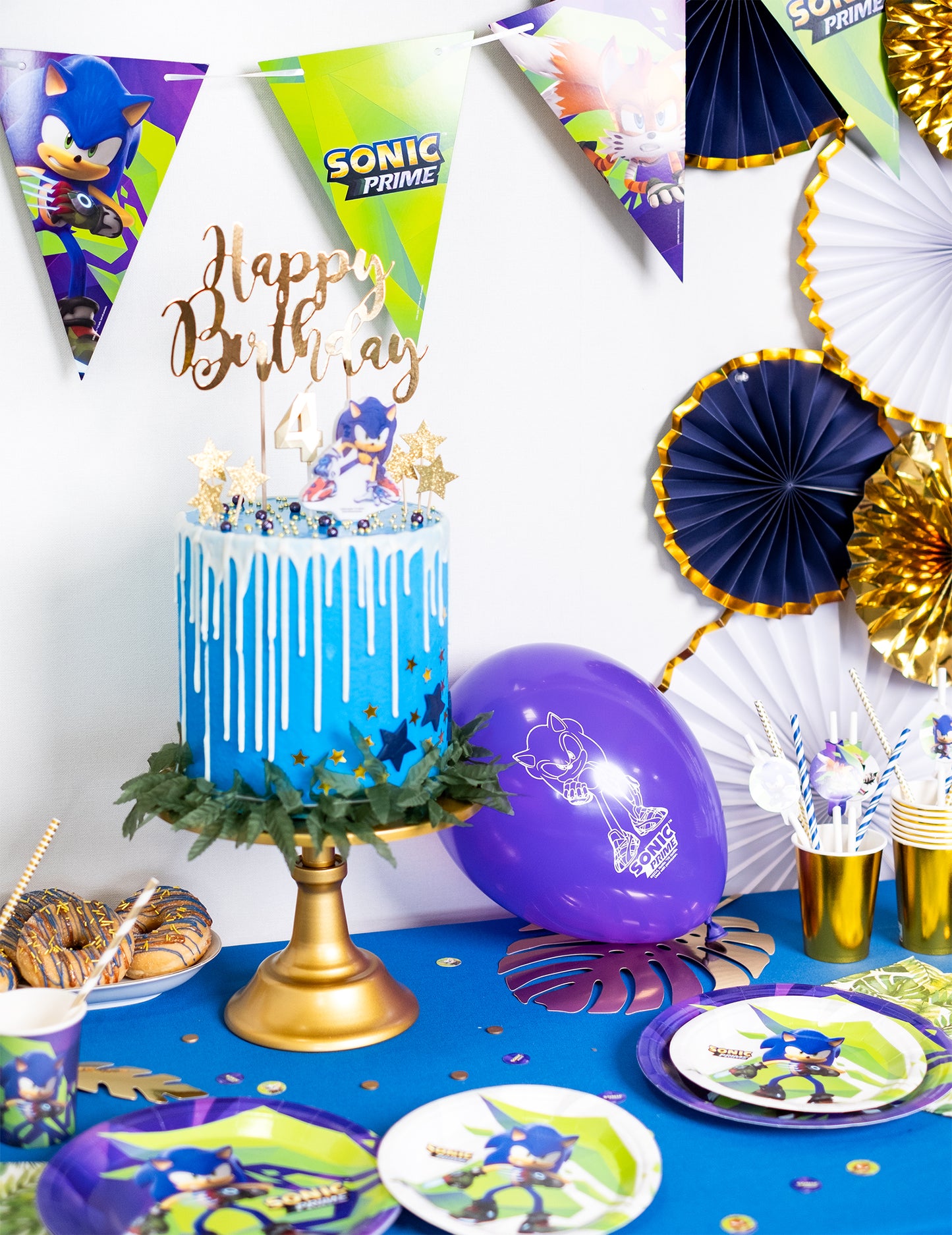 Mise en scène d'anniversaire avec le ballon violet des ballons latex Sonic Prime