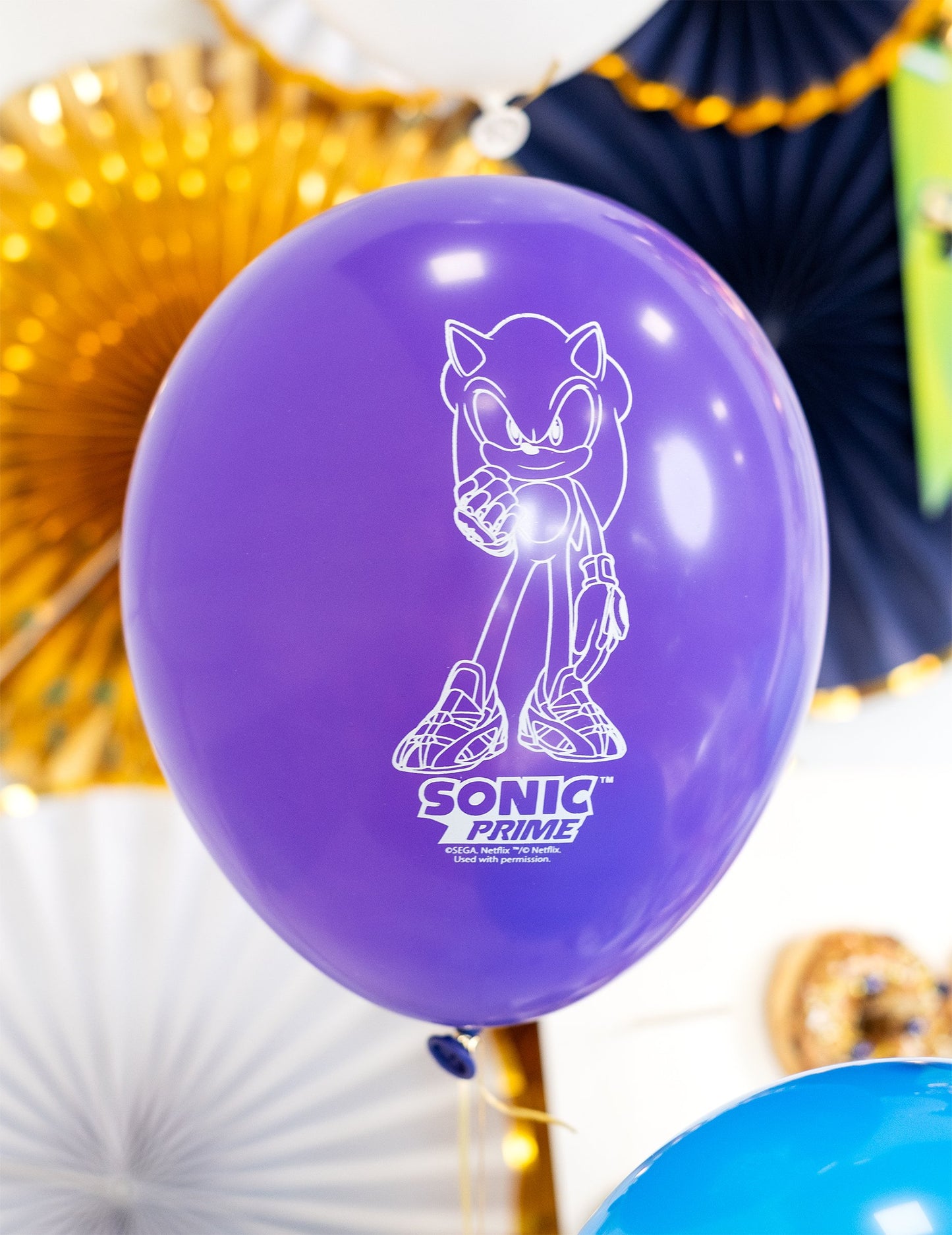 Détail de l'illustration blanche sur le ballon violet des ballons latex Sonic Prime