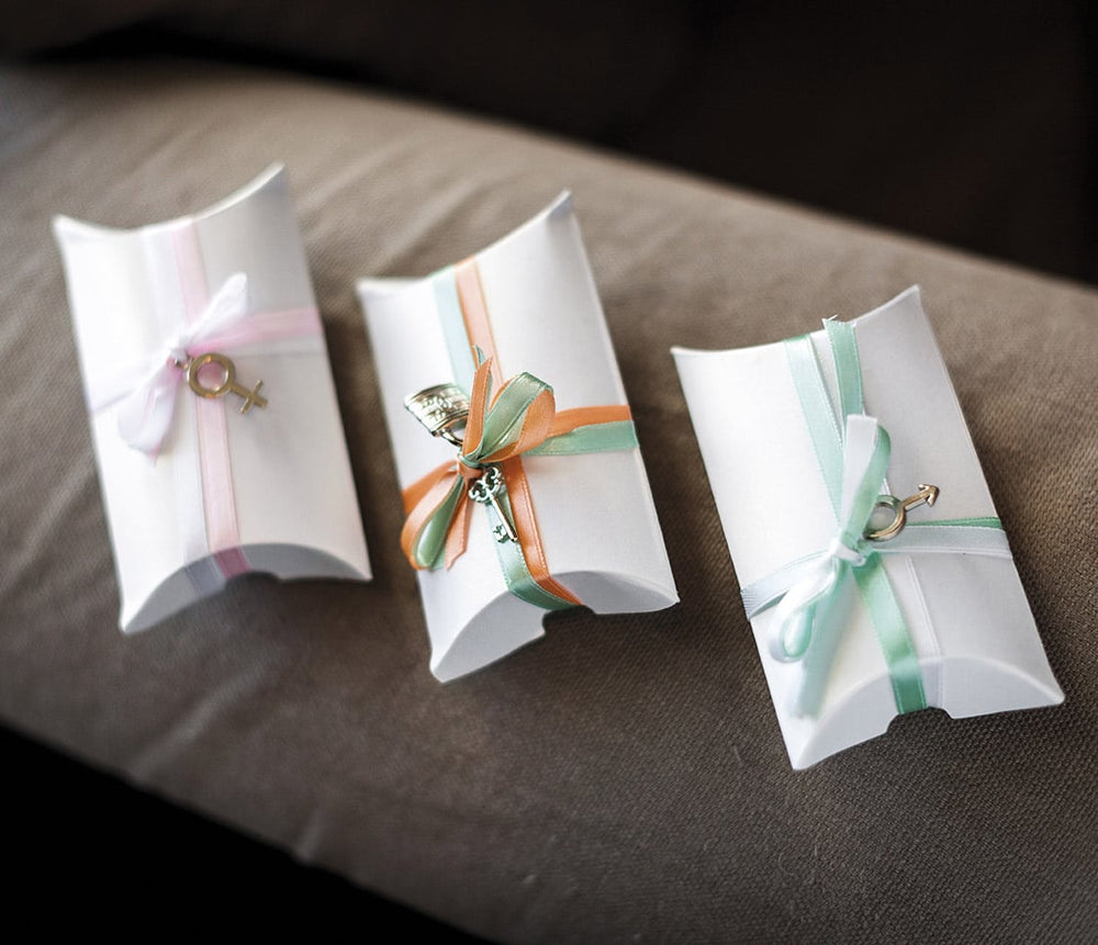 Exemples de décoration avec rubans et breloques de la boîte en carton de mariage et baptême blanche nacrée