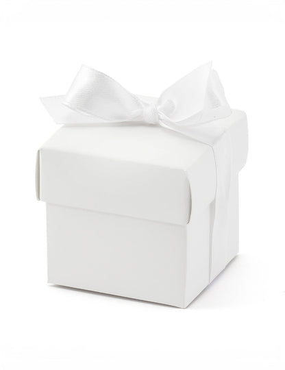 Gros plan sur le ruban de la boîte en carton pour mariage