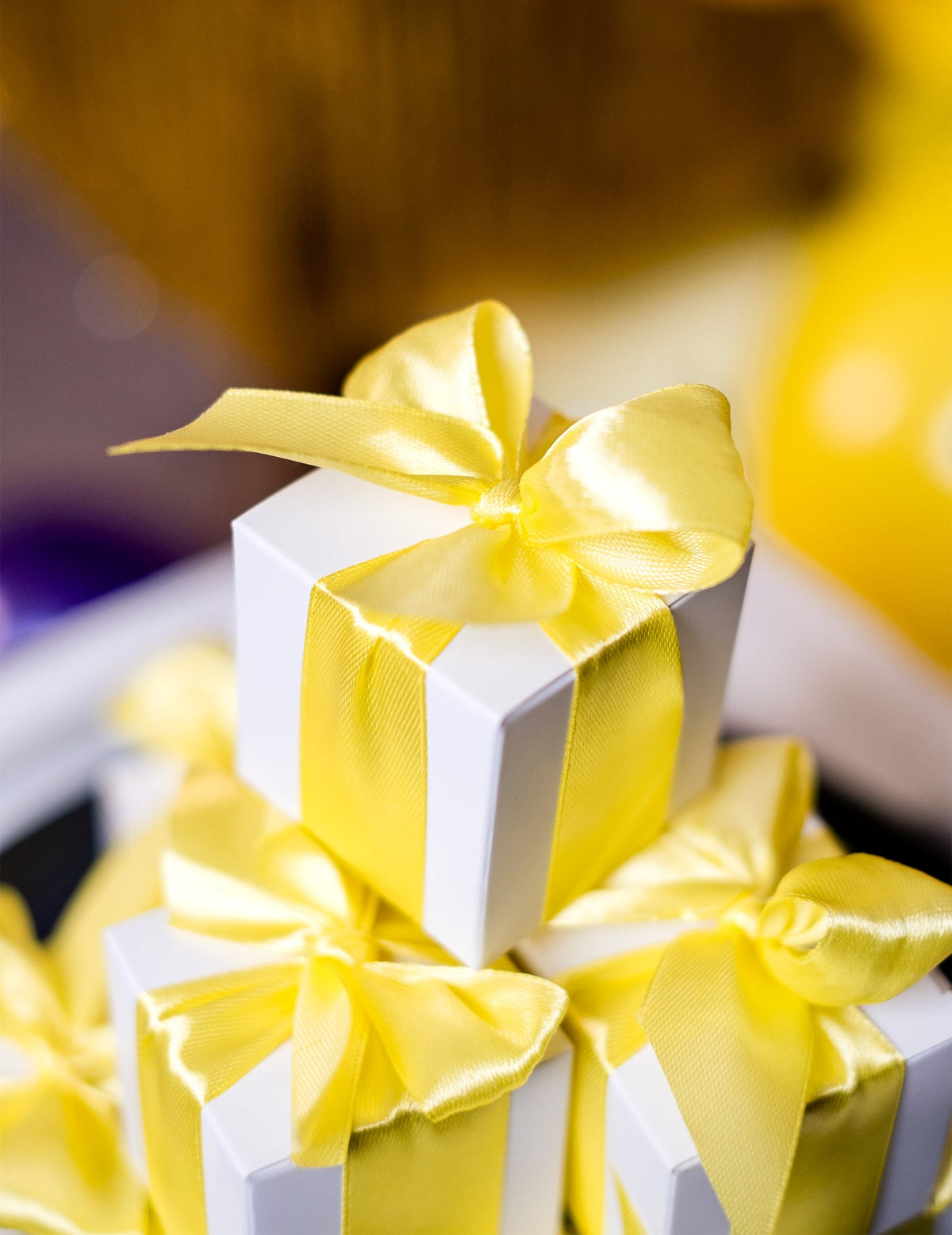 Boîtes en carton pour dragées de mariage blanches avec ruban jaune