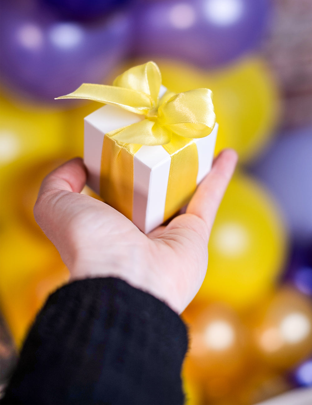 Vue en main des boîtes en carton mariage pour dragées blanches carrées