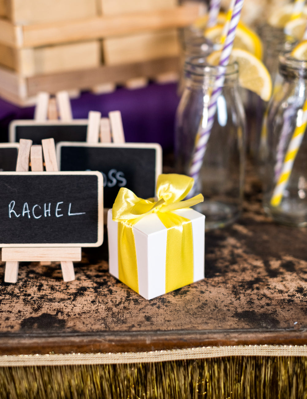 Mise en scène de décoration de table des boîtes en carton mariage pour dragées blanches carrées