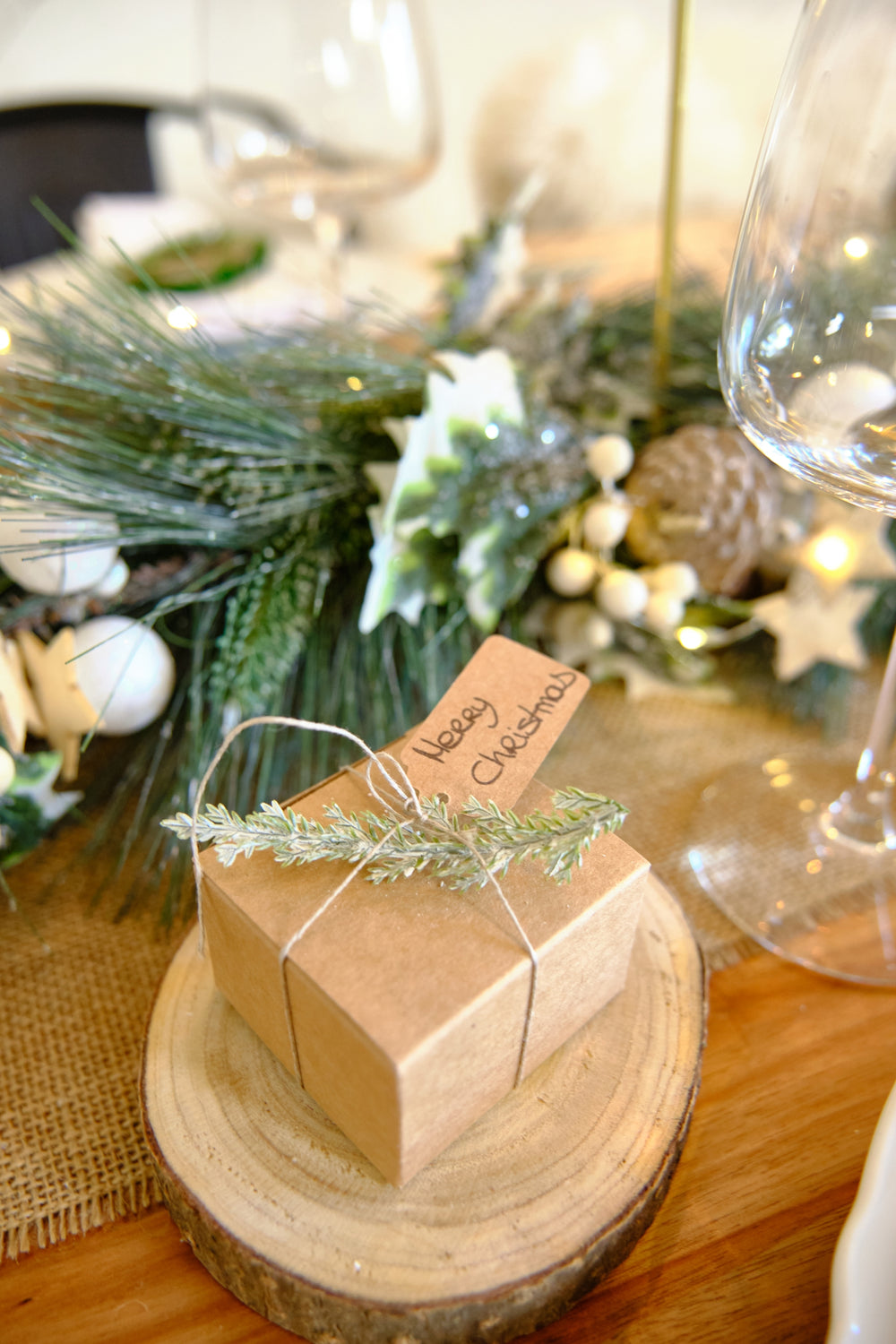 Détail de l'étiquette de Noël des boites en carton carrés avec étiquettes pour fête