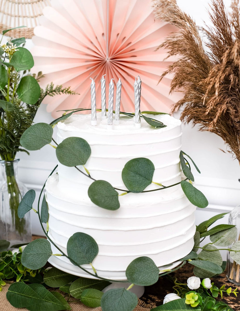 Mise en situação sobre um bolo com 10 velas de aniversário prateadas com suportes para velas