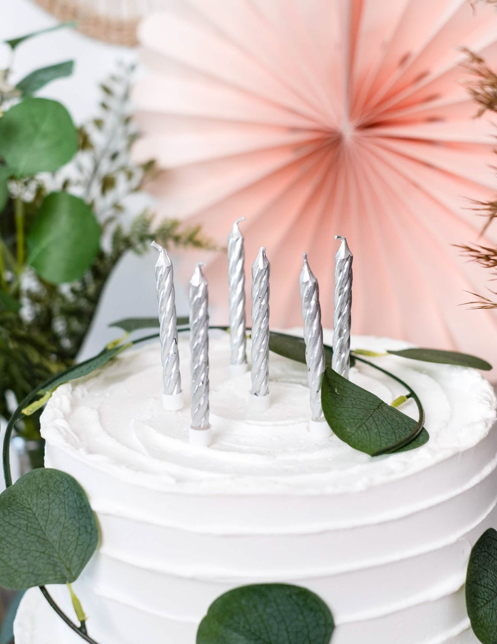 Grande plano sobre as velas de aniversário prateadas com suportes para velas