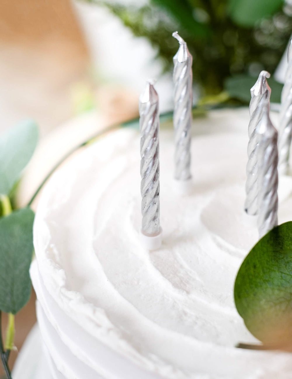 Detalhe da forma torcida das 10 velas de aniversário prateadas com bobèches